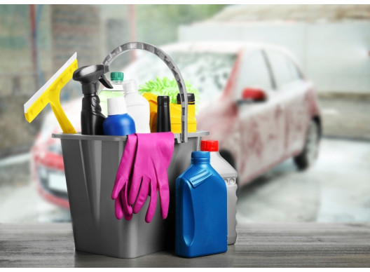 Різниця між професійною та побутовою автохімією: що вигідніше?